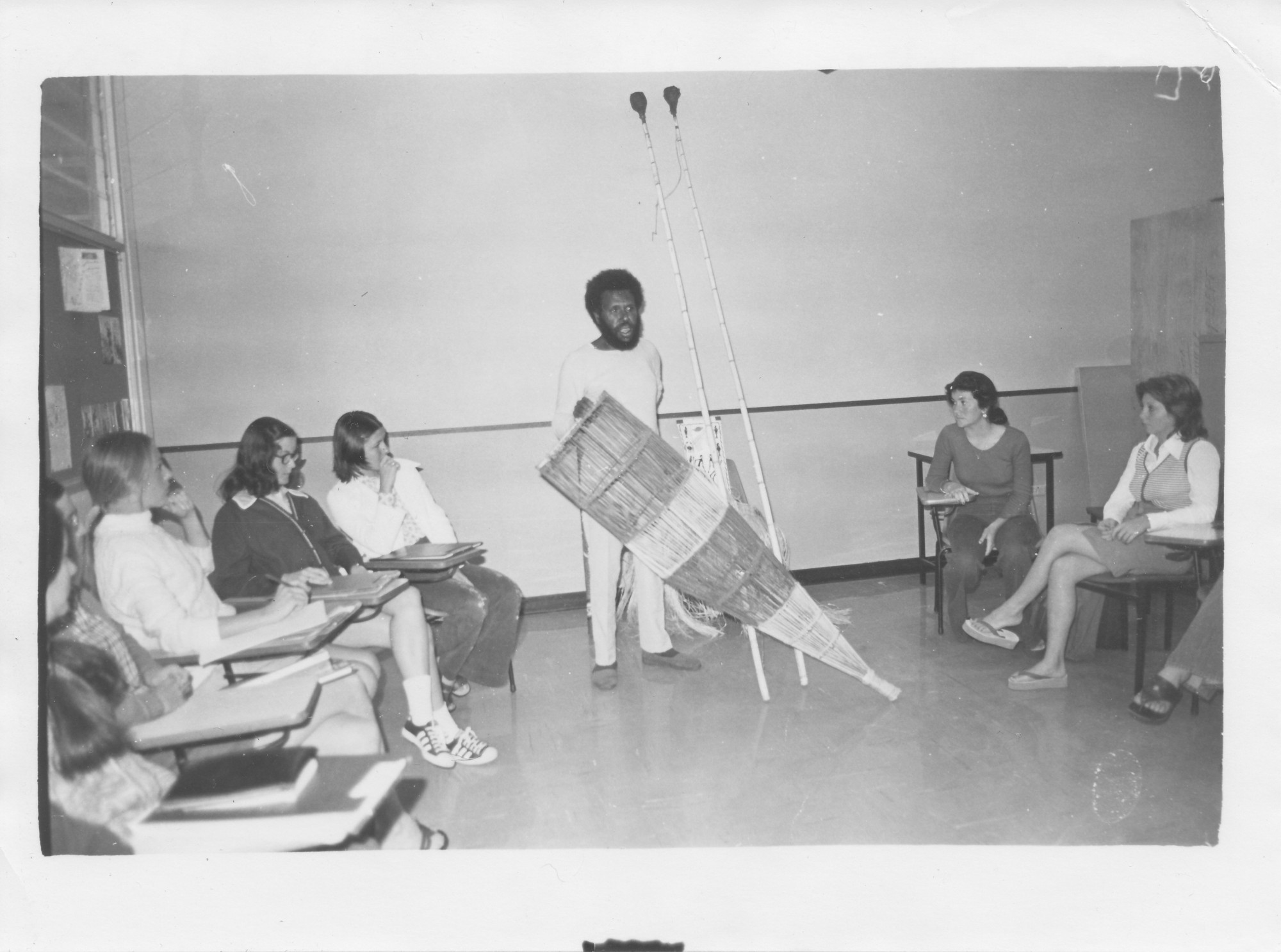 eddie-mabo-holding-a-fishing-basket—-jcu-classroom-1975.jpg
