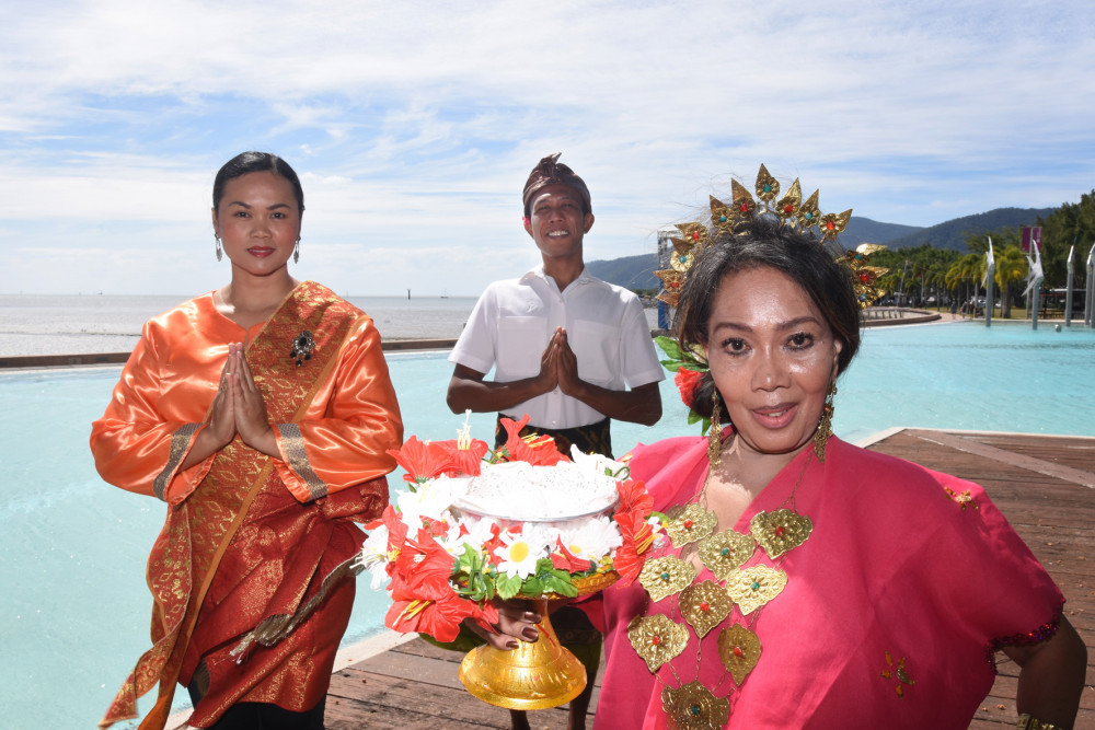 Pergiwati Thomson (right), Desi Handriyani (left) and Fredy Prasetya from the Cairns Indonesian community