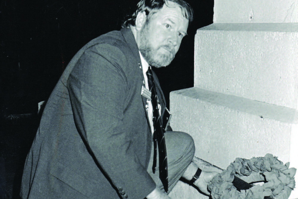 David “Chalky” Chalk laying a wreath at the Gordonvale cenotaph in 1995. Photograph by Robyn Sherwood, courtesy Mulgrave Shire Historical Society.