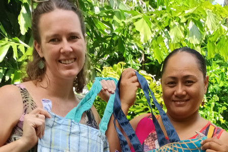 Erica Mast and Leiona Latu, proud of their Boomerang Bags
