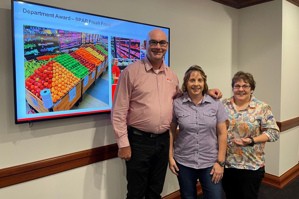 Helen and Diane Fantoni receiving one of their SPAR Australia Retail Awards