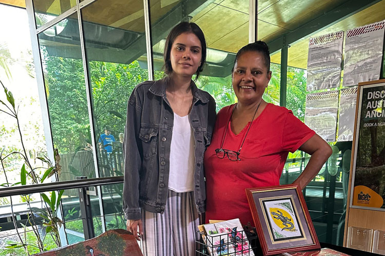 Local Artist Lea Stevens and her daughter Kathleen at Mossman Gorge Cultural Markets.