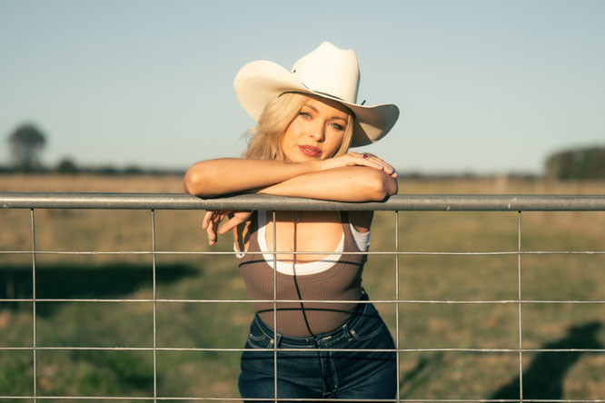 Rising star Max Jackson is looking to win the hearts of her FNQ with three shows in the Far North, including a headline performance at the Cairns Amateurs Ball.  Image: supplied