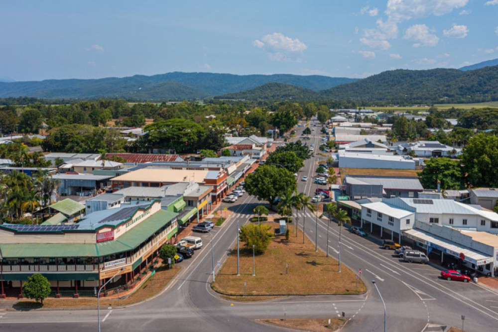 Mossman’s country town atmosphere is just away 21km from the hustle and bustle of Port Douglas.