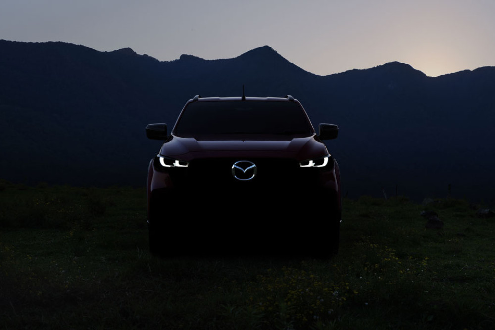 A teaser image of the new Mazda BT-50 shows a large logo at the front and CX-5-like headlights. Above right: The current model.