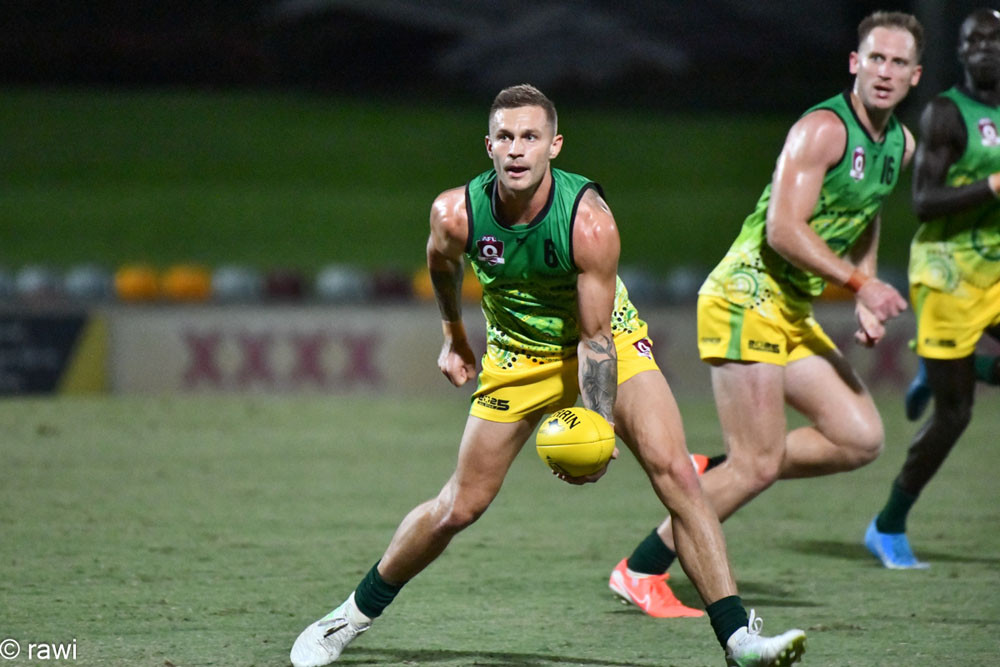 Chris Novy (Cairns Saints) distributing a handball. Picture: rawi/AFL Cairns