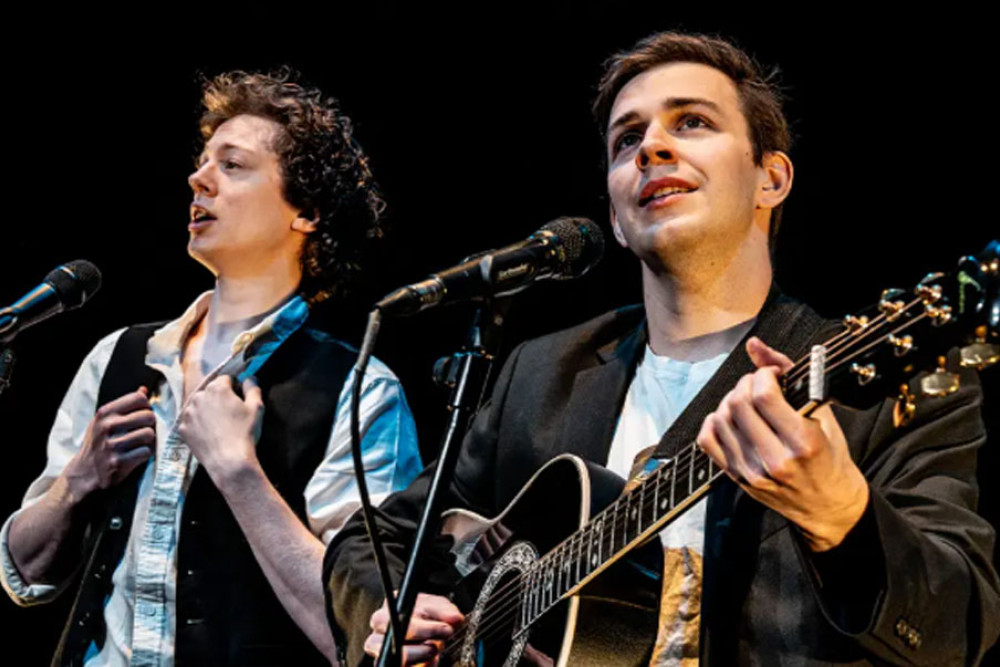 UK actors William Sharp (right) as Paul Simon and Oliver Cave (left) as Art Garfunkel star in the Simon & Garfunkel Show coming to the Cairns Convention Centre on August 30. Picture: Supplied