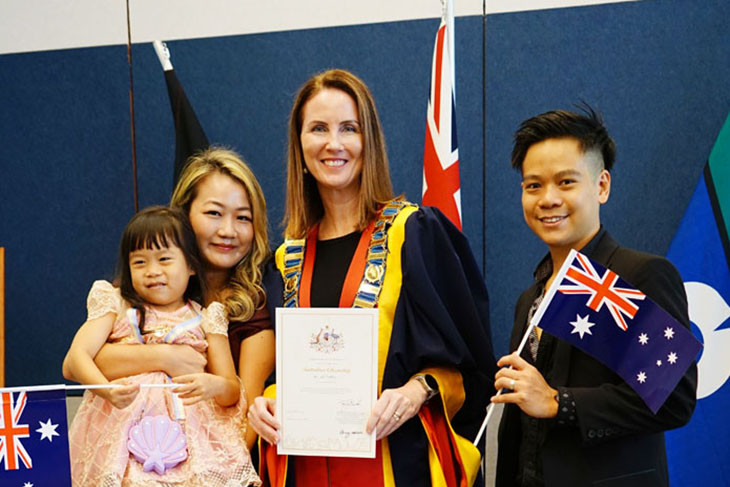 Cairns Mayor Amy Eden with Ching Wa Chong, daughter Hanaah Cheng and Henry Cheng at the latest citizenship ceremony.