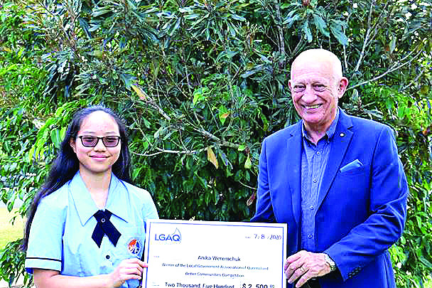 Mayor Bob Manning presents Anika Weremchuk with her $2,500 cheque as the winner of the LGAQ’s Better Communities competition.