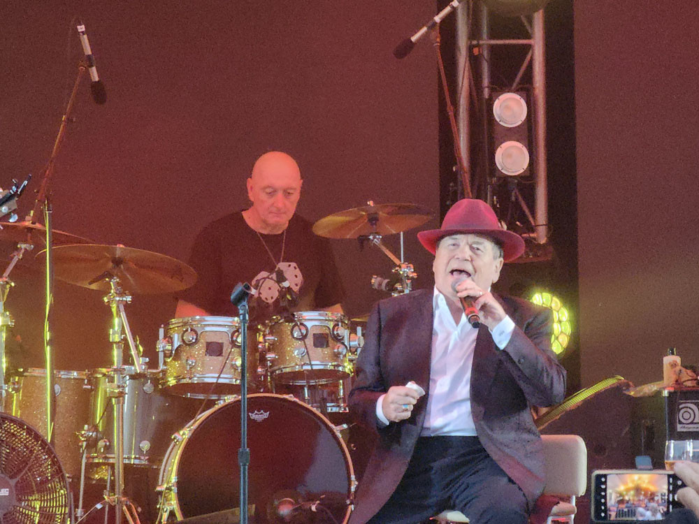 Headline act Glenn Shorrock entertains a large crowd.