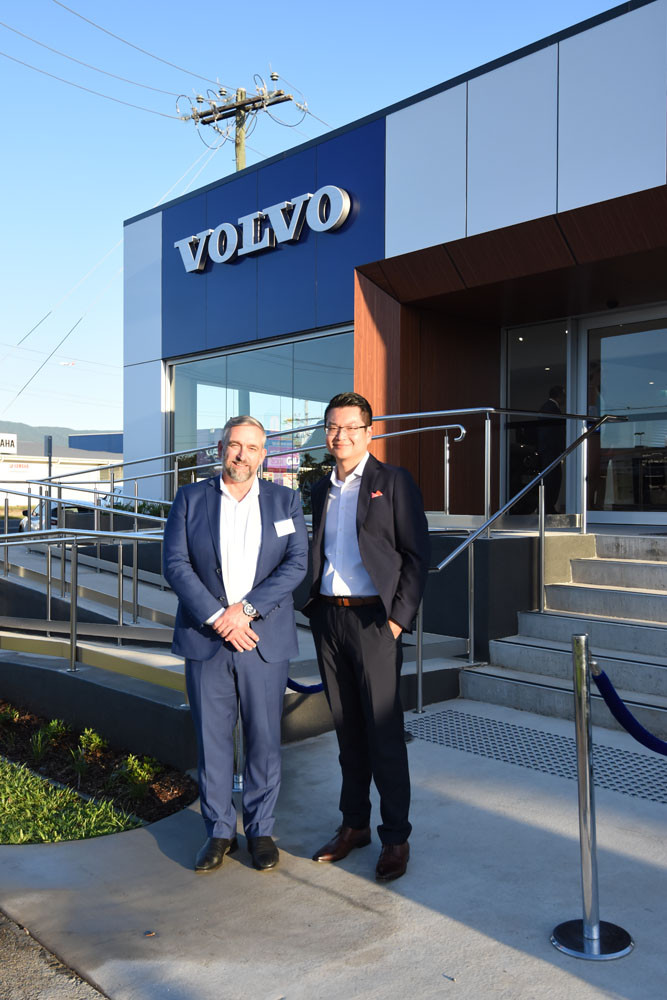 pg-22—(l-r)-volvo-national-chief-operating-officer—tony-pepper-and-cairns-cars-dealer-principal—alan-ren..jpg
