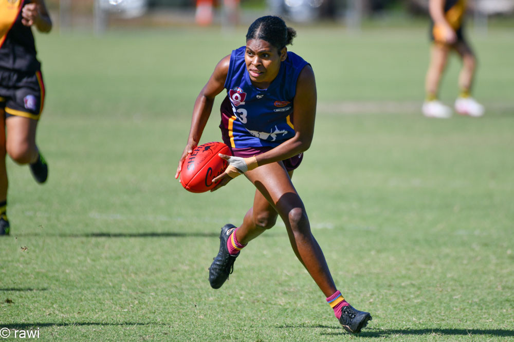 Mya Cozzuol of Cairns City Lions distributes the football. Pictures: rawi/AFL Cairns