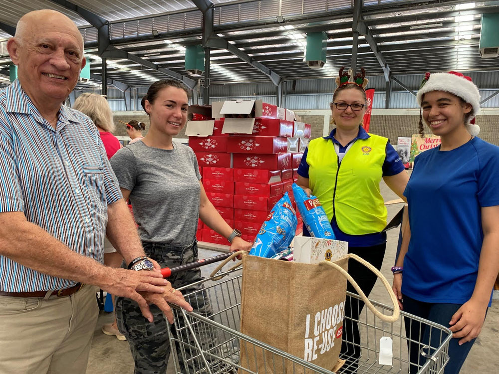 (L-R) Mayor Bob Manning with ABBM Chevelle Marshall from HMAS Cairns, Rotary volunteers, Margaret Milutinovic and Jasmine Mola